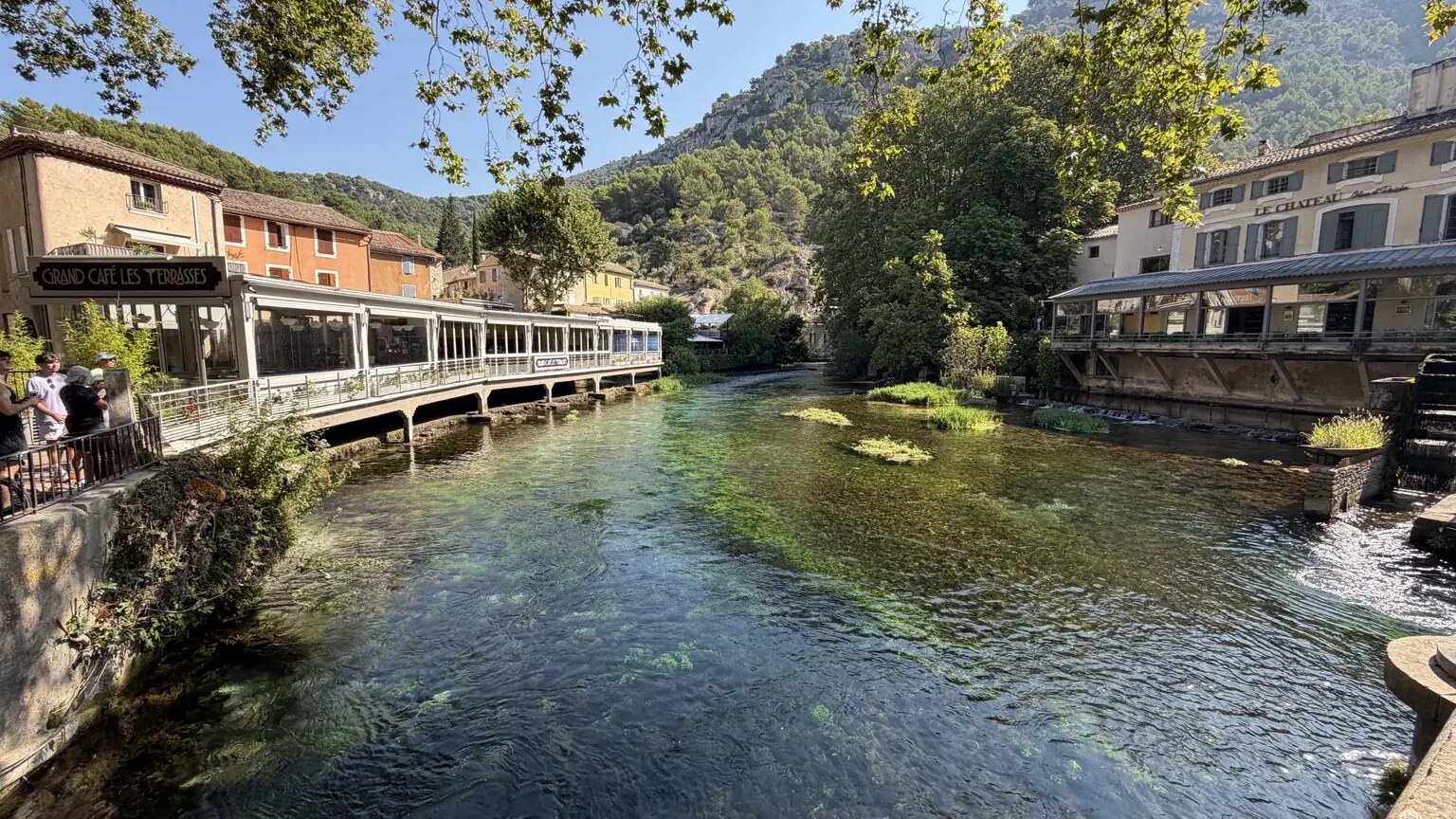 De heldere Sorgue tussen de terrassen van Fontaine-de-Vaucluse