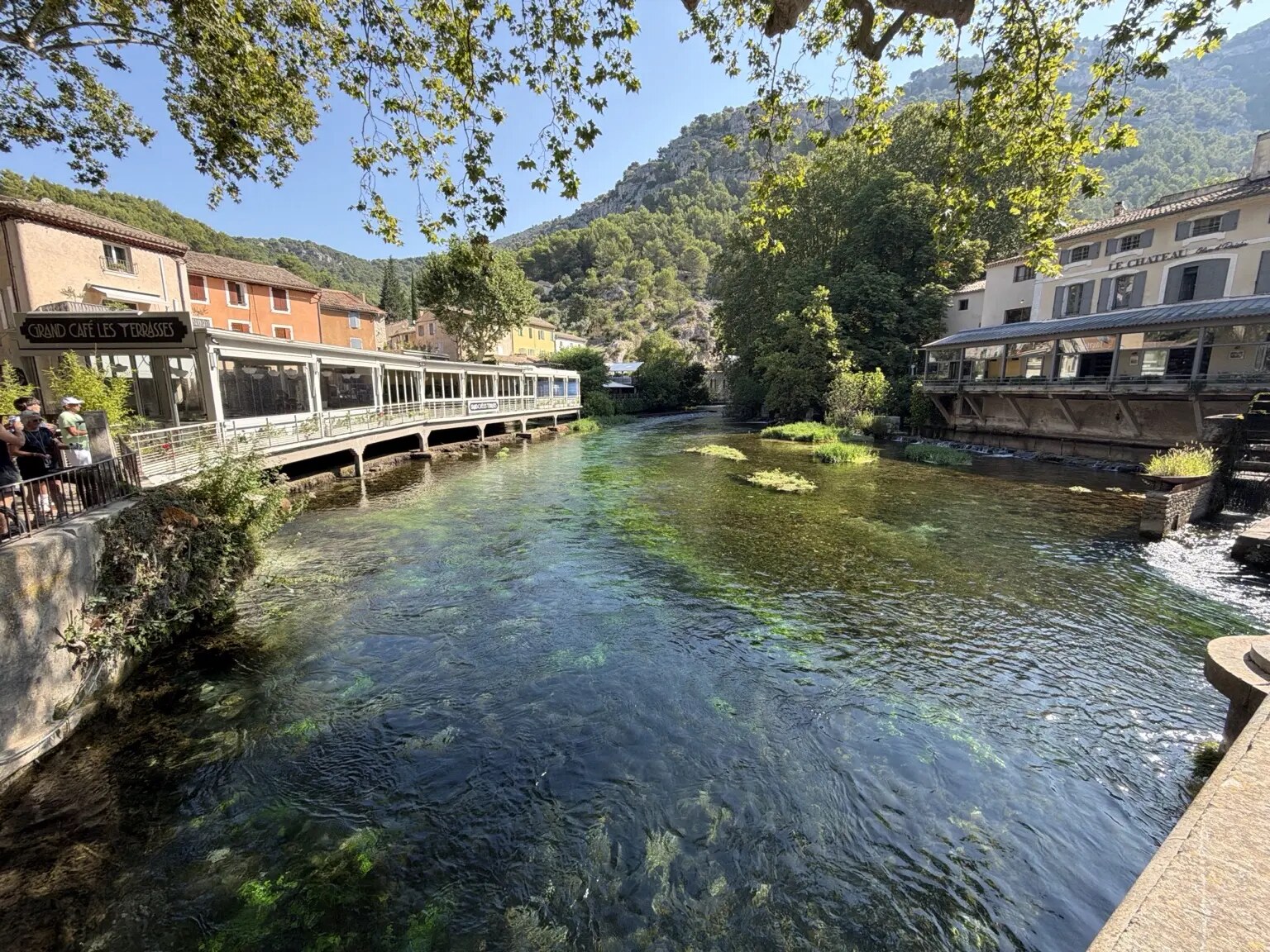 Brede rivierarm tussen Provençaalse terrassen