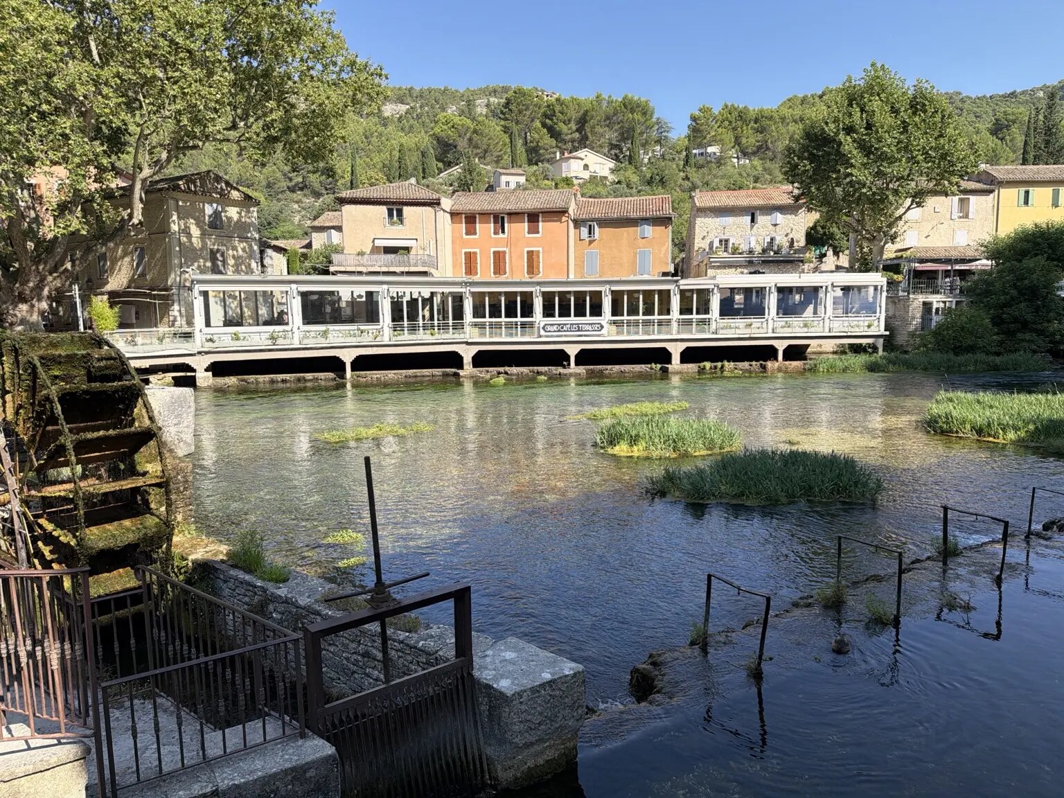 Waterrad en restaurant aan de overzijde van de Sorgue