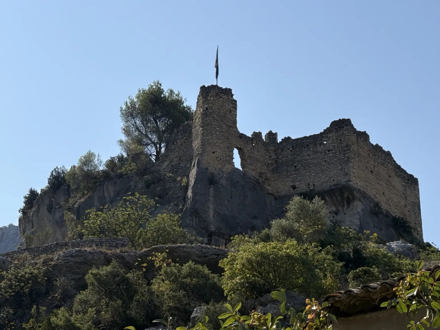 Ruïne van het Château des Évêques boven het dorp