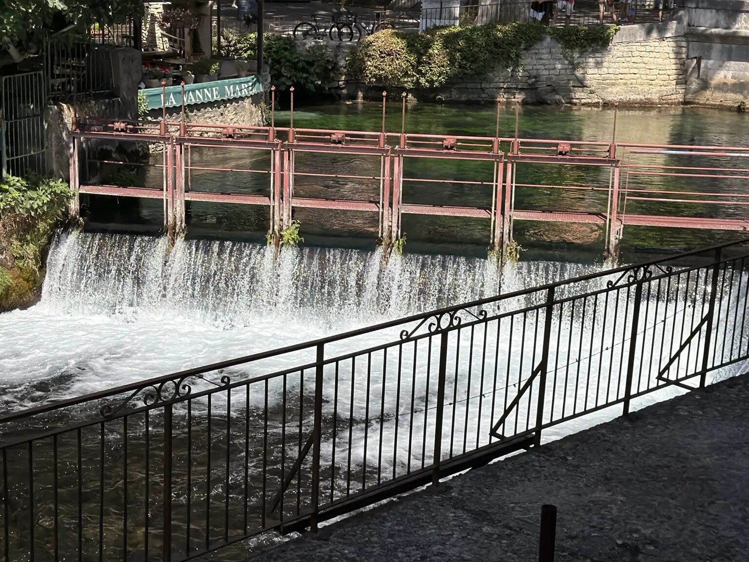 Water dat onder de historische sluizen door stroomt